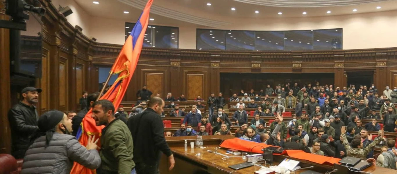 Αρμενία: Έγιναν «μαλλιά κουβάρια» στη Βουλή - Ξέσπασε η... «μάχη των μπουκαλιών» (βίντεο)
